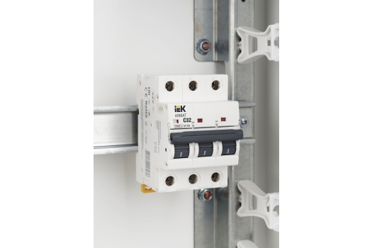 ARMAT Автоматический выключатель M10N 3P C 32А IEK