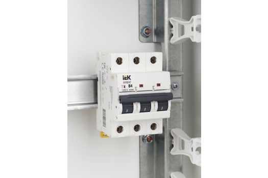 ARMAT Автоматический выключатель M06N 3P B 4А IEK