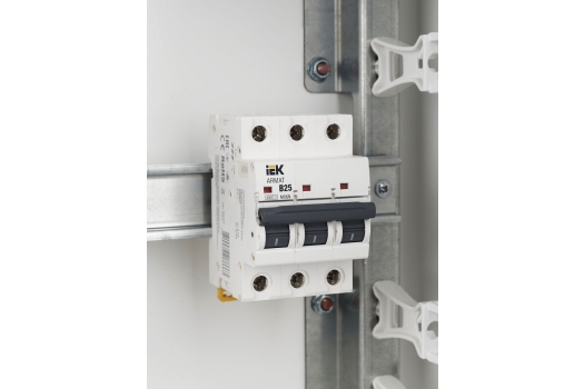 ARMAT Автоматический выключатель M06N 3P B 25А IEK