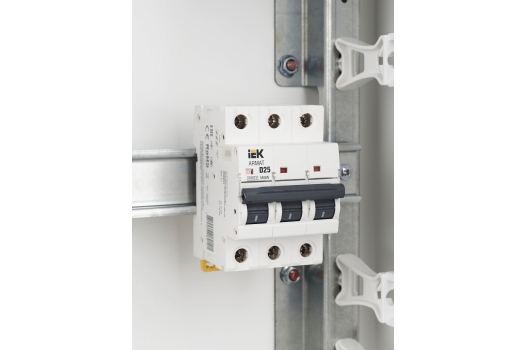 ARMAT Автоматический выключатель M06N 3P D 25А IEK