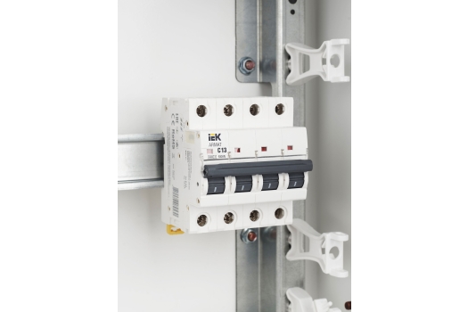 ARMAT Автоматический выключатель M06N 4P C 13А IEK