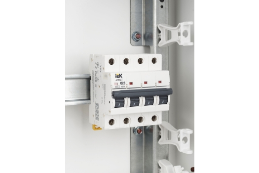 ARMAT Автоматический выключатель M06N 4P C 25А IEK