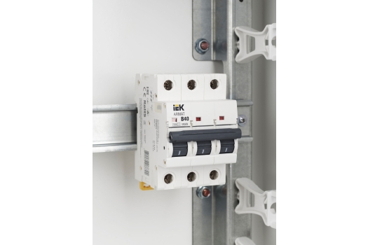 ARMAT Автоматический выключатель M06N 3P B 40А IEK