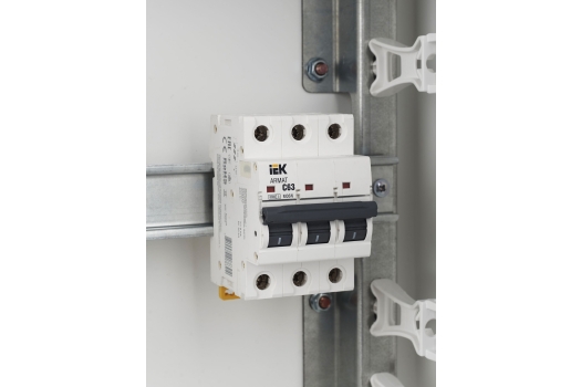 ARMAT Автоматический выключатель M06N 3P C 63А IEK