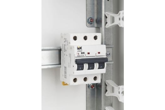 ARMAT Автоматический выключатель M10N 3P D 20А IEK