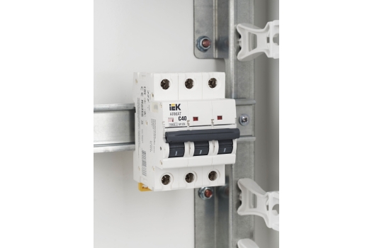 ARMAT Автоматический выключатель M10N 3P C 40А IEK