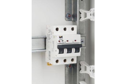 ARMAT Автоматический выключатель M06N 3P B 1А IEK