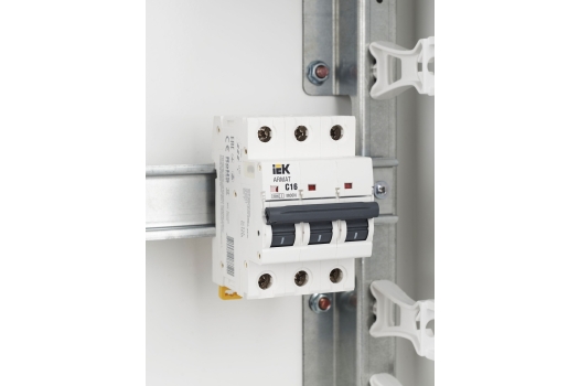ARMAT Автоматический выключатель M06N 3P C 16А IEK