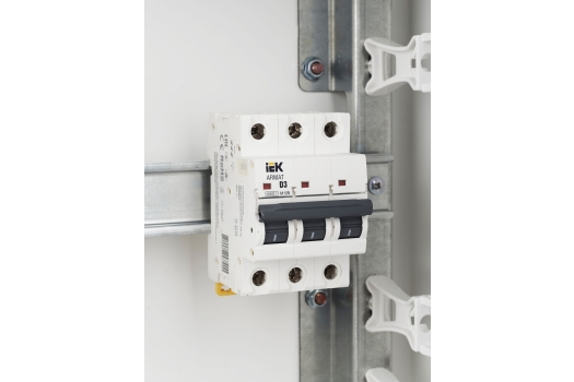 ARMAT Автоматический выключатель M10N 3P D 3А IEK