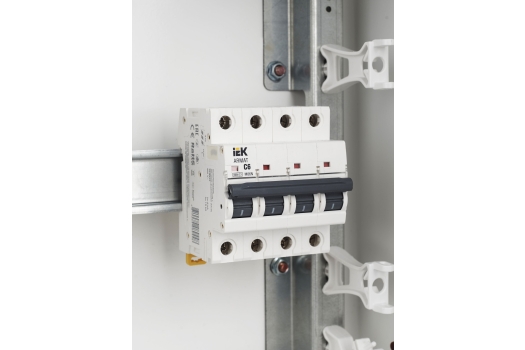 ARMAT Автоматический выключатель M06N 4P C 6А IEK