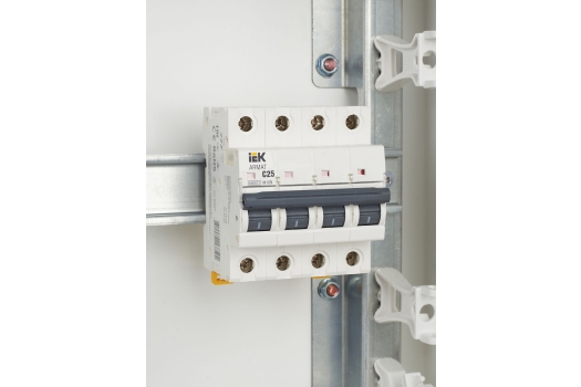 ARMAT Автоматический выключатель M10N 4P C 25А IEK