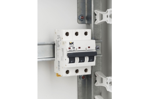 ARMAT Автоматический выключатель M06N 3P C 8А IEK