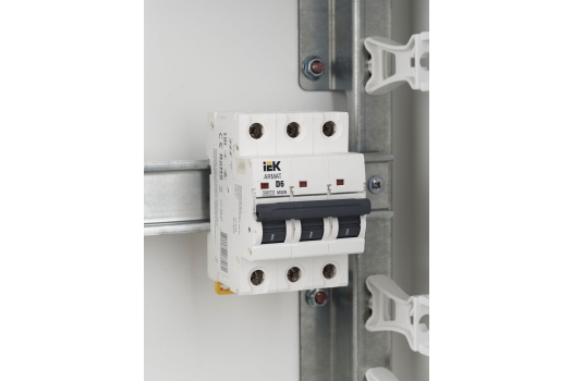 ARMAT Автоматический выключатель M06N 3P D 6А IEK