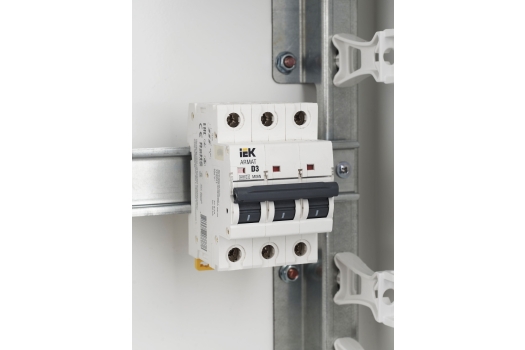 ARMAT Автоматический выключатель M06N 3P D 3А IEK