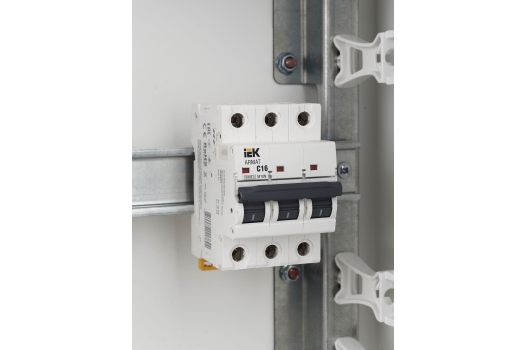 ARMAT Автоматический выключатель M10N 3P C 16А IEK