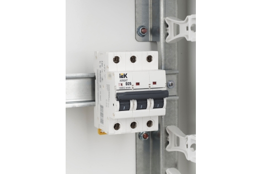 ARMAT Автоматический выключатель M10N 3P D 25А IEK