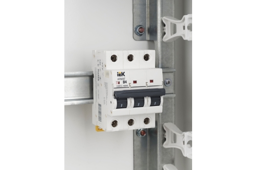 ARMAT Автоматический выключатель M06N 3P D 4А IEK